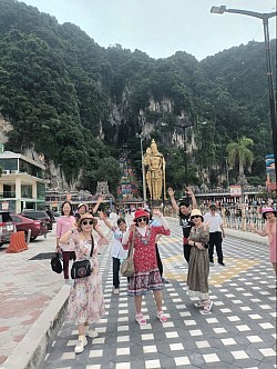 ถ่ายรูปหน้า วัดถ้ำบาตู